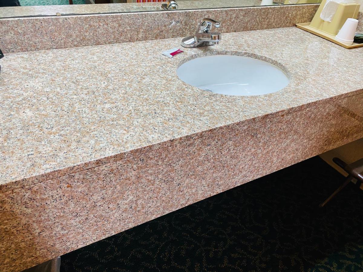 Harrisonville Inn & Suites Екстер'єр фото