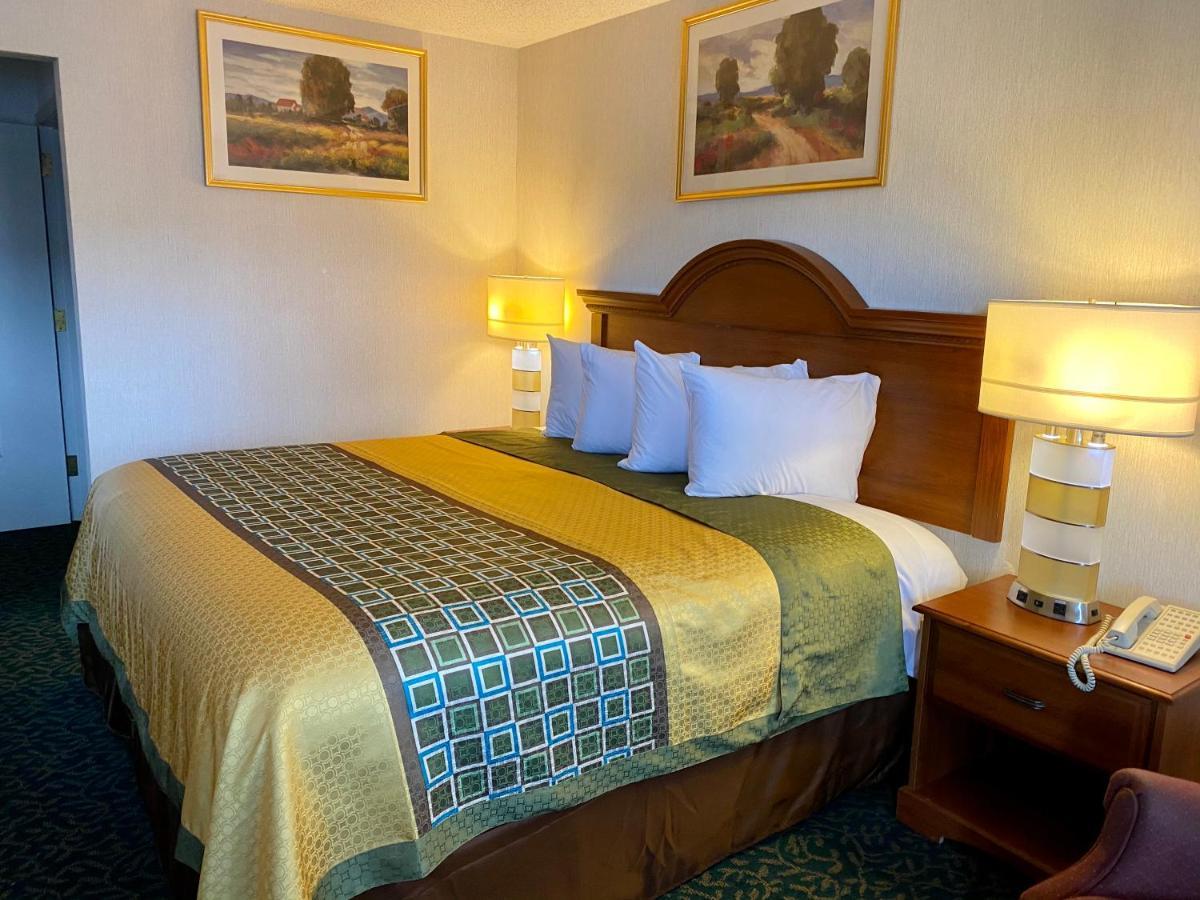 Harrisonville Inn & Suites Екстер'єр фото