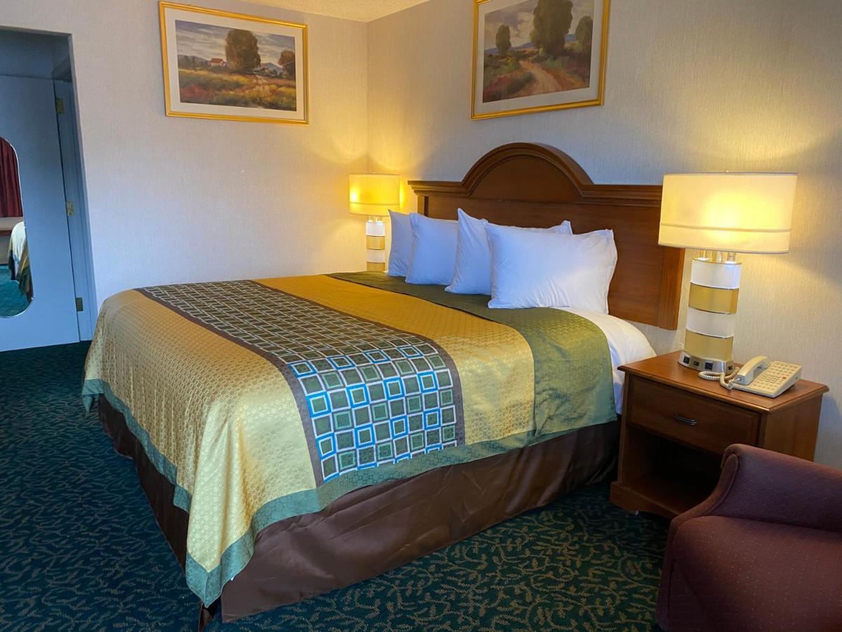 Harrisonville Inn & Suites Екстер'єр фото