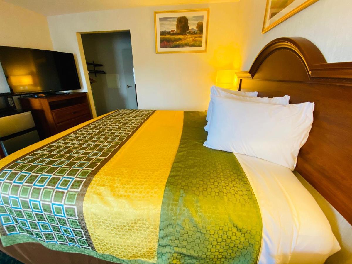 Harrisonville Inn & Suites Екстер'єр фото