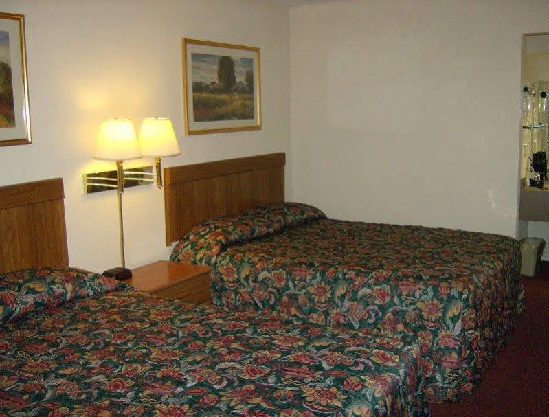 Harrisonville Inn & Suites Екстер'єр фото